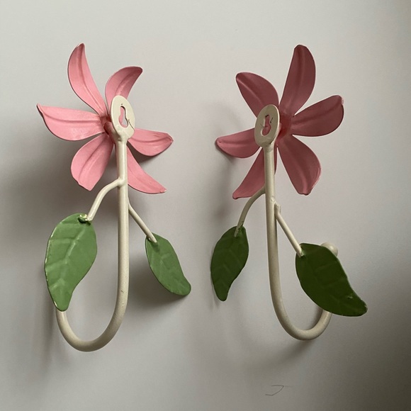 Pair of pink flower, white metal wall hang hooks - Picture 3 of 3